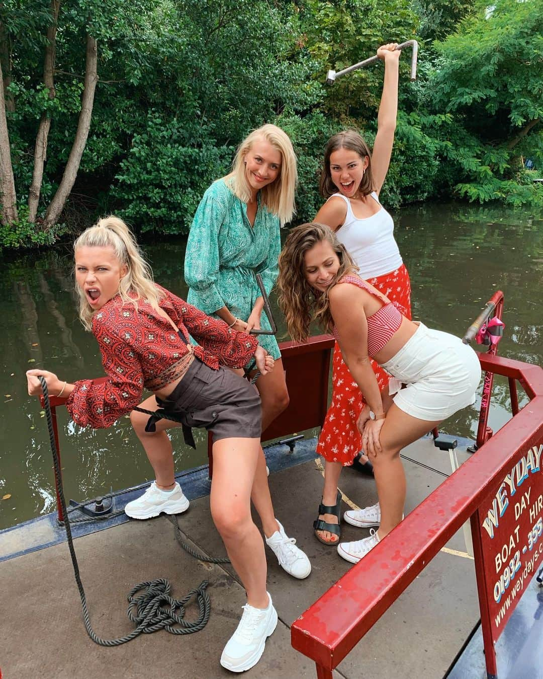 Zanna Van Dijkさんのインスタグラム写真 - (Zanna Van DijkInstagram)「An absolute belter of a birthday! 🥳 I’ve had the most incredible birthday weekend! I got to spend it with some of my closest pals and also my extended friendship circle - you guys! 🥰 Yesterday I rented a canal boat with my mates and cruised along - tackling locks and ducking under bridges with a pimms in hand 🥂 (Swipe right to see our “boats and hoes” poses) 🤣 And today I spent my morning with you guys at my London meet up! It was filled with sunshine, dogs, homemade treats and hugs - my idea of heaven! Thank you so much to everyone who came along! 🥰 Honestly, it’s been one of my best birthdays EVER! And made officially entering my “late twenties” a little less painful 😝 Thank you so much for sticking around as I dance laps around the sun! I can’t wait to share the next year of my life with you 💃❤️ #birthdaygirl #birthdayvibes #besties #lovinglife #oneyearolder #tallgirls」9月1日 21時52分 - zannavandijk