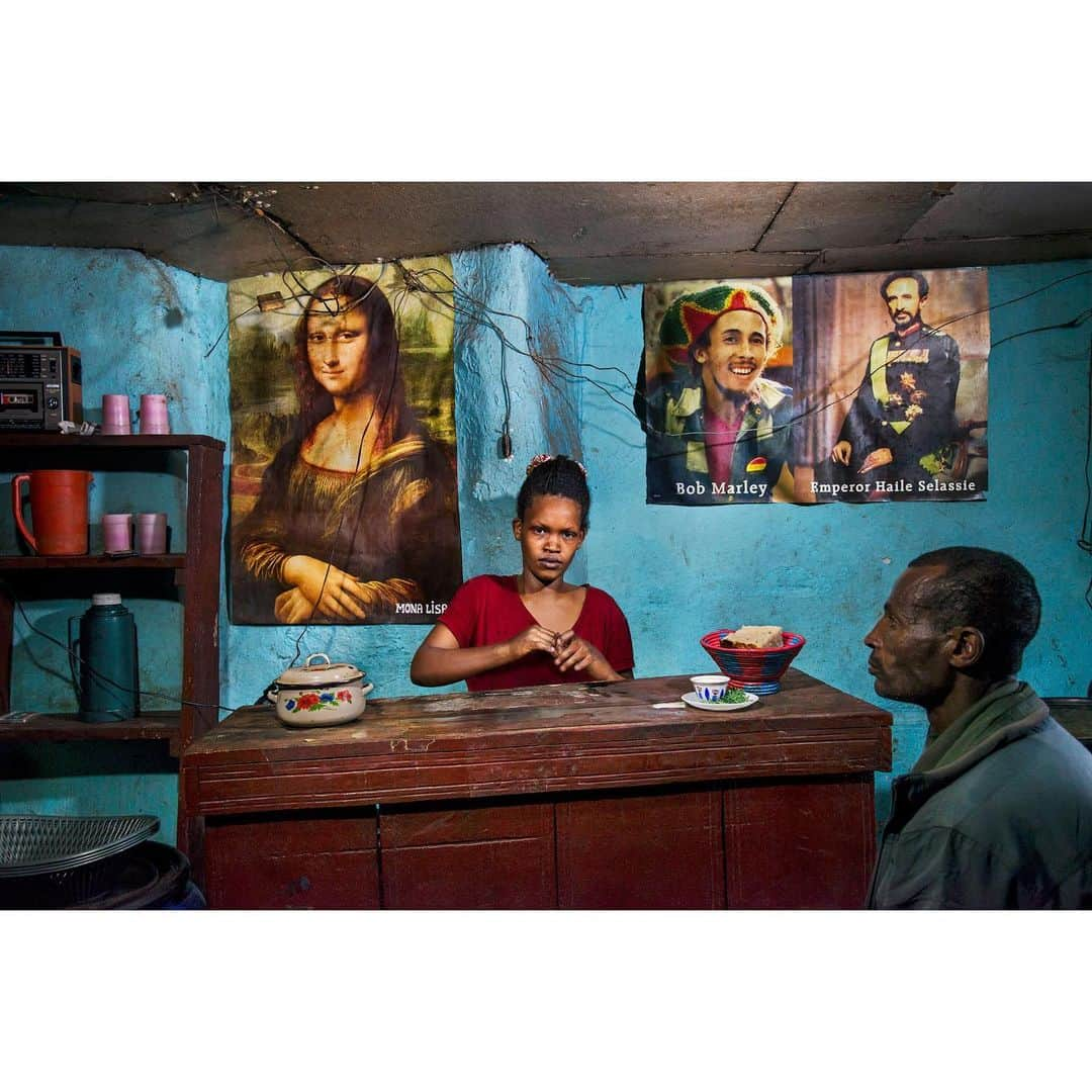 スティーブ・マカリーさんのインスタグラム写真 - (スティーブ・マカリーInstagram)「A woman prepares to serve local coffee plantation workers, #Amaro, #Ethiopia, 2014.」9月1日 21時53分 - stevemccurryofficial