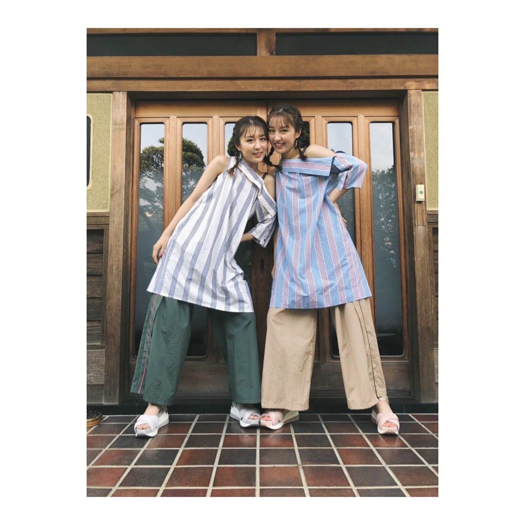 のインスタグラム：「9/1 ITパンプ衣装 👗 @a.saught 💎 @roomx601 👡 @re_rz  見逃した方はChuunってアプリで見てね！💕 #リカリコグラム #りかりこ #双子 #ファッション」