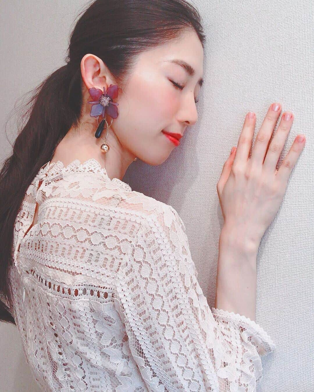 名越涼子さんのインスタグラム写真 - (名越涼子Instagram)「ものごころついた頃からイヤリングが好きで なにかと収集してしまう。 長いものだと5歳くらいの時に叔母さんから譲り受けたものもある。  イヤリングはつけるだけで雰囲気が変わるから楽しいのだよね。あれもこれもと、気がつけばイヤリングの山。 耳がいくつあってもたりないわい。  一目惚れしたお花のイヤリングは @amplis_  秋らしいデザインなのでコーデのポイントに大活躍の予感😇  最近は大きめのイヤリングが気分。 大きければ大きいほどいい。  これより大きいイヤリングを見つけたら お知らせ願います🙋‍♀️ 一一一一一一一一一一 #amplis#イヤリング #earrings#ear#アクセサリー #イヤリング好き#お花イヤリング #お花アクセサリー#flowerearrings  #accessory#love#loveit#大きめイヤリング #好き#趣味#収集癖」9月1日 21時54分 - nagoshi_ryo