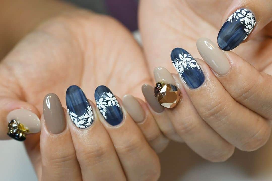 のインスタグラム：「. . 大阪市北区 梅田.中崎町.駅から徒歩7分🚶‍♀️ CADENAS nail eyelash  マツエクアカウント @cadenaseyelash LINE:@ cadenas 🆔検索🙋‍♀️ tel:06-4792-8617. cadenas.nail@gmail.com. . #ネイル #ジェルアート #大人かわいい #梅田ネイル #堂山町 #大人ネイル #個性派ネイル #クリアネイル #ジェルネイル #nail #notd #ニュアンスネイル #instanail #ワンカラー #秋ネイル  #ネイルデザイン #ongels #美甲 #osaka  #ジェルデザイン #cadenas #指甲 #Autumn #Insatnails #fashion #シアーネイル #うる艷ネイル #トレンドネイル  #レースネイル #デニムネイル」