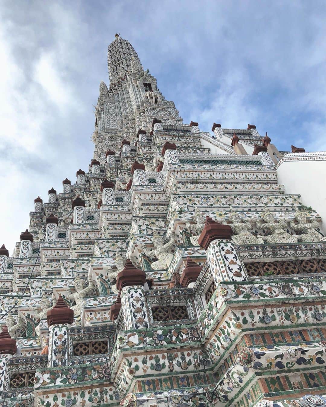 高橋里彩子さんのインスタグラム写真 - (高橋里彩子Instagram)「タイのバンコク市内で﻿ 「ワット・ポー」﻿ 「ワット・プラケオ」と﻿ 並んで三大寺院と言われるのが﻿ この暁の寺を意味する「ワット・アルン」だよ〜♡﻿ ここに行ってきた❤︎﻿ ﻿ ﻿ すごくきれいだった🐥💗﻿ 私はタクシーでいったよ(﹡ˆ﹀ˆ﹡)♡﻿ 水上バスで行くほうが良かったかも😩💗﻿ ﻿ ﻿ ここは神聖な場所だから肌を見せたりしちゃいけなくて、﻿ 肩を出してたり、肌の露出が多い服は﻿ ストールとかで隠さないといけないの！﻿ ﻿ 借りれる？買うんだけど、﻿ それを外しちゃったり﻿ ちょっとでも見えたりすると﻿ 係員さんが﻿ ピピッー！！ってすごい怒るから﻿ 服装には気をつけてね( ˙-˙ )！﻿ ﻿ 他の観光客の方がすごい怒られてた😳💦﻿ ﻿ ﻿ そのあとはそのままナイトマーケットのあるアジアティークにいったよ★﻿ ﻿ ﻿ そこから水上バス？みたいなのが出てて﻿ タクシーとかで行くより安く行けた！﻿ ﻿ この流れすごいおすすめ⸜(๑⃙⃘'ᵕ'๑⃙⃘)⸝⋆*﻿ ﻿ ﻿ ﻿ ﻿ このナイトマーケットは新しくできたみたいで﻿ すごくキレイなおしゃれなところだった♥️♥️﻿ ﻿ ﻿ ここデートスポットにもなってて﻿ 1500店舗あるから﻿ ごはん屋さんも雑貨屋さんも、服も、いろいろあって楽しかった💞﻿ ﻿ どっちかと言えばおしゃれな感じ★﻿ ﻿ ﻿ 安さをもとめるなら﻿ 鉄道市場💗💗﻿ ﻿ ﻿ ﻿ ここもすごいマーケットの数で﻿ 安くて面白かった✧‧˚﻿ ﻿ ﻿ それにその近くにあるショッピングモールの上から見る﻿ 景色がきれいすぎてやばかった！﻿ ﻿ ﻿ ﻿ これ知ってるの日本人だけみたい🤣♥️﻿ ﻿ ﻿ これは感動したよ〜🌸﻿ ﻿ ここには行く価値あり(*´꒳`*)★﻿ ﻿ 最初がアジアティーク市場で、﻿ 鉄道市場♡﻿ ﻿ ﻿ それぞれ違った良さがあるから、﻿ 目的によっていってみると面白いよ(っ´ω`c)♡﻿ ﻿ ﻿ ﻿ ⸜❤︎⸝〜𝚌𝚘𝚍𝚎〜⸜❤︎⸝﻿ ﻿ ❥ワンピース﻿ #マメドリミドリ ﻿ ﻿ ❥帽子﻿ タイ購入﻿ #プラチナムファッションモール﻿ ﻿ ﻿ ❥サングラス﻿ @esutoreja﻿ #esutoreja﻿ ﻿ ﻿ ﻿ ❥サンダル﻿ 台湾購入﻿ #台北地下街﻿ ﻿ ﻿ ﻿ ﻿ ﻿ ↓9月9日まで長いかな🤣？﻿ 短くしようか迷い中…笑﻿ ﻿ ﻿ ﻿ ♡〜🎁プレゼント企画🎁〜♡中♡﻿ ﻿ ﻿ ﻿ ﻿ ①シーシャン	スキンケア﻿ タナカ ゴールドパウダー マスク﻿ ﻿ ﻿ ◆使い方﻿ ﻿ 1. ティースプーンに軽く一杯分の量のパウダーに水を加え均一になるまでかき混ぜます。﻿ 「2：1（粉：水）」が推奨です。﻿ 2. 目や敏感な部分を避けて顔に塗り、15〜30分間そのまま放置します。﻿ 3. 洗顔をし、きれいに洗い流して下さい。﻿ ﻿ ◆効果﻿ ﻿ ・オイルコントロールとニキビ対策、栄養補給が同時にできるタナカゴールドパウダー。﻿ ﻿ ・混合肌、オイリー肌の方に最適﻿ ﻿ ﻿ ﻿ ﻿ ﻿ ② タイNo1コスメティックの Mistine♡﻿ Super Modelのマスカラ﻿ ﻿ 黒のマスカラだけでわりとボリュームがでる！﻿ しかもフィルムタイプなのでにじまなしい、﻿ モチが良くていい感じ！﻿ ﻿ ブラシが太めなので下まつ毛には塗りにくいかな🤨﻿ ﻿ 繊維の方は、重ねづけしていくとマスカラだけでは出せない長さがでます！﻿ ﻿ ﻿ ﻿ ③Alice+OLIVIA XOXO メイベリン マスカラ﻿ ﻿ 「アリス アンド オリビア（alice + olivia）」とコラボレーションのマスカラ♥️﻿ ﻿ 「メイベリン ボリューム エクスプレス ハイパーカール ウォータープルーフ」﻿ 日本でも売ってたみたい😭🍓﻿ ﻿ 限定品なのでぜひぜひ💋﻿ ﻿ ﻿ ④sasi jolly sweet lip tint﻿ タイで出たばかりの﻿ リップティント♡﻿ 全然落ちなくてめっちゃ良かった&パッケージが可愛かったので買いましたぁ♥️﻿ ﻿ 色はlovelyPeach﻿ オレンジっぽい色味💗﻿ ﻿ テスター可愛かった✨💞﻿ ﻿ どれも私も同じの買ったからオソロ🤣♥️﻿ ﻿ ﻿ ★応募方法★﻿ ﻿ 詳しくは前回の記事見てね♡﻿ ﻿ ﻿ ﻿ ﻿ ﻿ #タイ旅行 #バンコク旅行 #バンコク #お土産プレゼント #プレゼントキャンペーン #タイコスメ #タイ購入品 #タビジョ #バンコクお土産﻿ #コスメプレゼント #プレゼント企画 #バンコクライフ #海外旅行  #東南アジア旅行 #旅行ファッション #海外ファッション #ナイトマーケット #鉄道市場 #ワットアルン #ワンピース #ワンピースコーデ #赤ワンピース #ไทย #เดรสผ้าไทย #เครื่องสำอางค์」9月1日 21時58分 - konkonwanwan