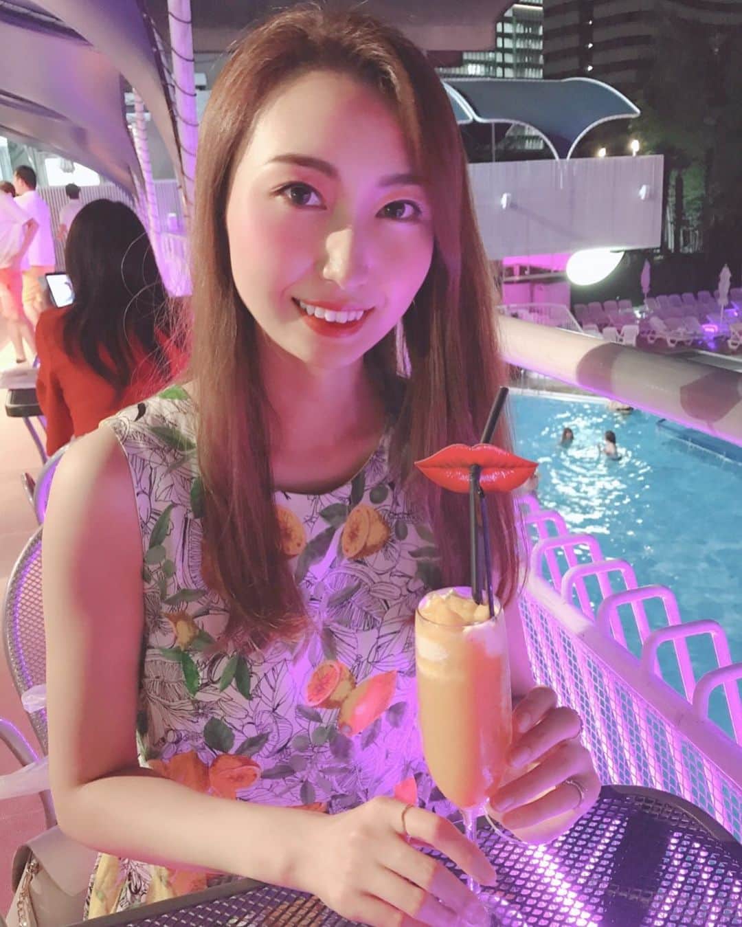のインスタグラム：「Summer partyの前にプールサイドダイニングoutriggerでスムージー飲んだよ🍹💕﻿ 美味しかった〜🥰﻿ ﻿ ﻿ ﻿ ﻿ ﻿ #hotelnewotanitokyo #プール #ニューオータニ #東京カレンダー #東カレ倶楽部 #カクテル #グルメ  #gouret #ノンアルコール #ジュース #プールサイド #幸せ #pool #cocktail #dinner #drink #yum #hotel  #delicious #eat #outrigger #bar  #sweet  #eating  #ガーデンプール #hungry  #instafood #ナイトプール #nightpool」