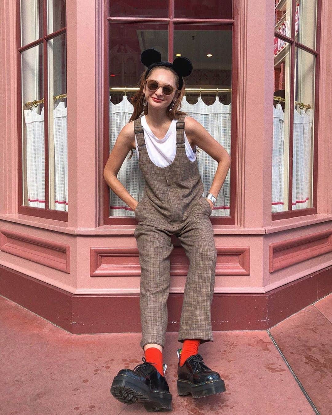 岩渕加恵さんのインスタグラム写真 岩渕加恵instagram M I C K E Y S T Y L E きのうのディズニーコーデ 夏と秋の間 っていうテーマでやってますw お気に入りのこの場所でっ 最近仲間入りしたマーチンの厚底ローファー のお陰で 気分