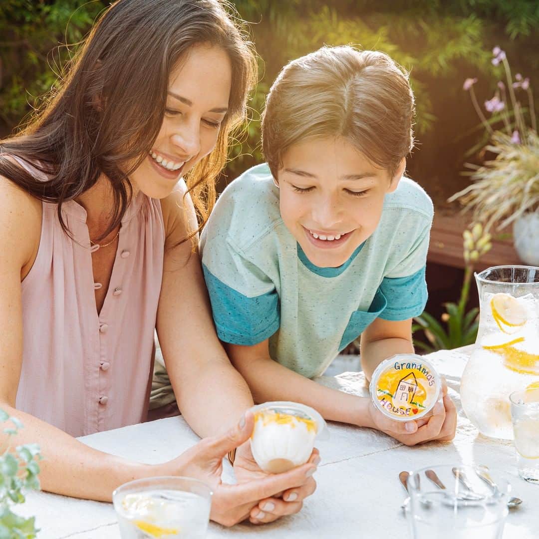 Dole Packaged Foods（ドール）のインスタグラム：「Fruit Bowls for them and a parfait for you – bring together an extra note of love and some quality time when you share a handwritten message on the top of your snack.」
