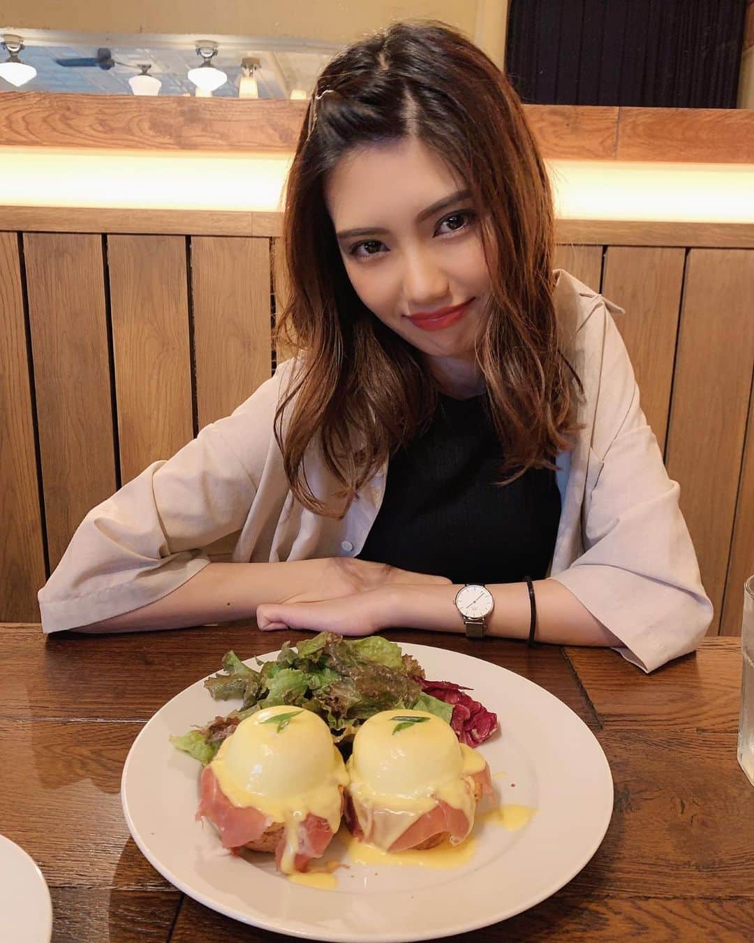 のインスタグラム：「お腹空きすぎてこの顔、、、😂 大好きなラーメンは週に一回って 決めてます、、、😭😭😭 ・ #lunch #ランチ#原宿 #コーディネート #ootd #outfit #instagram #instapic #instafashion #instafood #photography #summer #fashion #girl #japan #tokyo #model #モデル #サロン #サロンモデル #サロモ #holiday #ミディアムヘア #メイク #メイクアップ #ヘアスタイル #followme #ビジョビ」