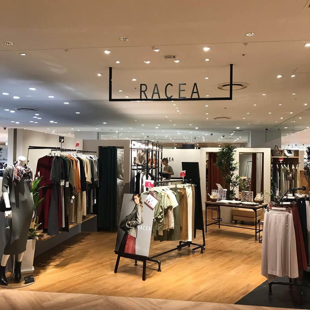 racea_officialさんのインスタグラム写真 - (racea_officialInstagram)「デザイナーMakiTakamiです^_^今日はとっても可愛いカップルに出会えて嬉しかったです💖前から好きでいてくれたようで、大阪オープンで来てくれました^_^色々お話出来とても嬉しかったです^_^ポップアップの時のお客様も来てくださったり、洋服を通して色々な人と繋がれる幸せを感じました^_^ またお会いできる事を楽しみにしています💖  #RACEA#ラシア #LUCUA #1100 #ルクア #ルクア1100 #OPEN #2019AW#新作#大人コーデ#大人ファッション#お洒落さんと繋がりたい #高感度#高品質#モード#ファッション#コーデ#instafashion #秋冬#ドラマ衣装 #新宿ミロード #LUMINE有楽町 #スタッフ募集 #可愛いカップル #」9月1日 22時00分 - racea_official