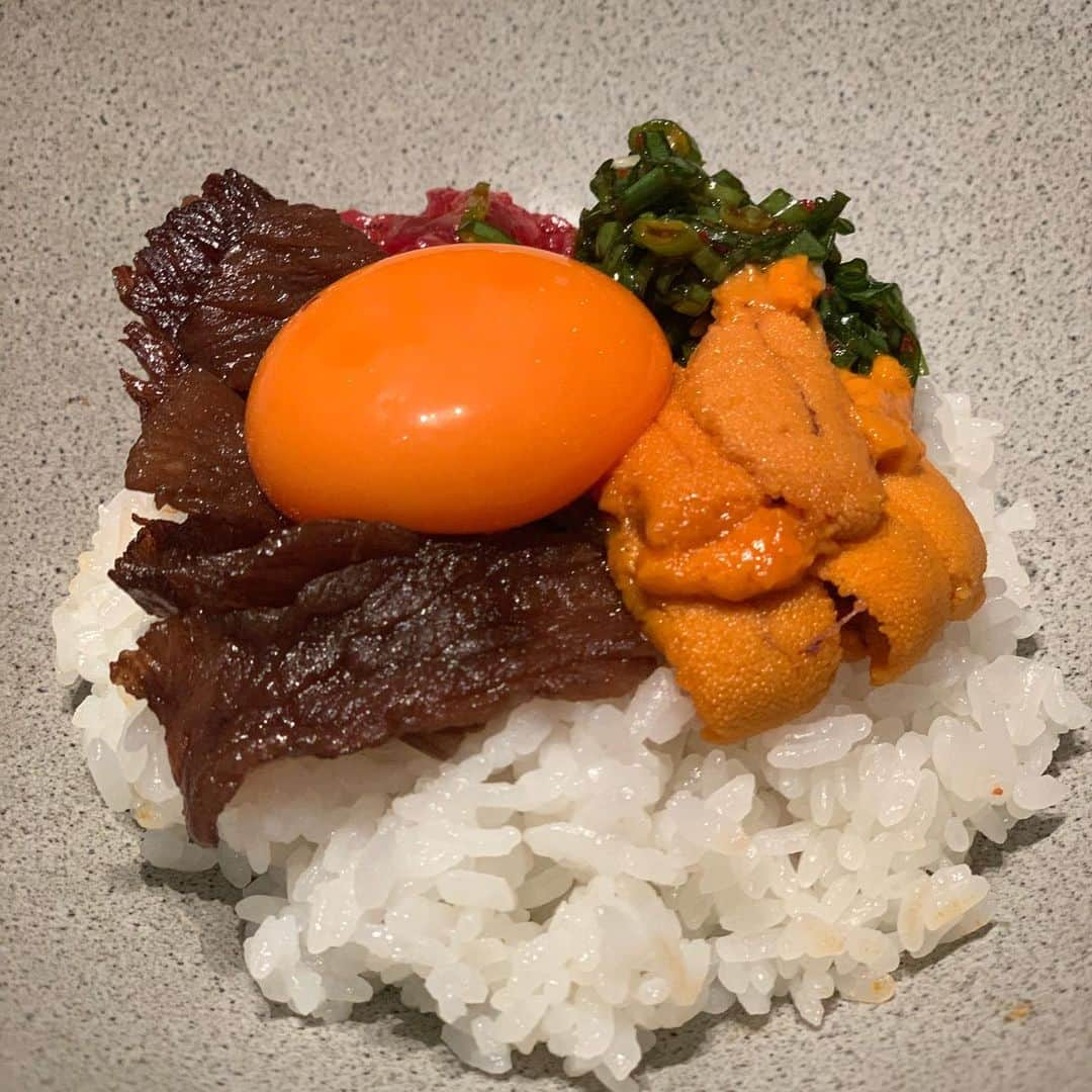 原田まりるのインスタグラム：「ユッケと生雲丹ヤンニョムのTKGも食べました🥩🥩 #しめごはん」