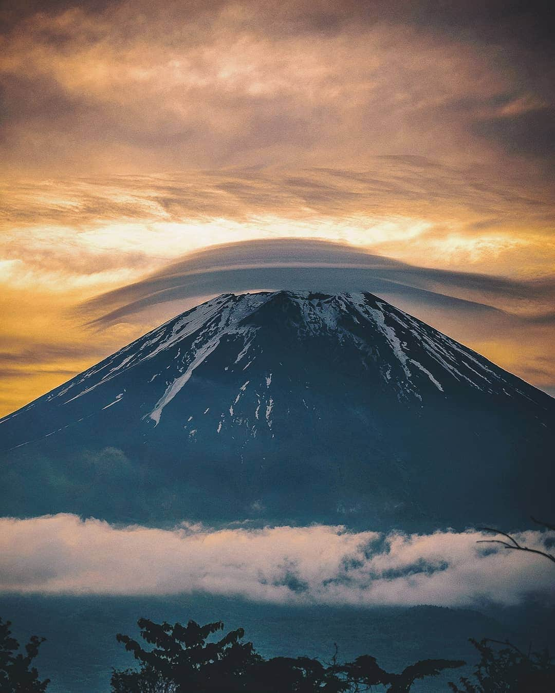 Berlin Tokyoさんのインスタグラム写真 - (Berlin TokyoInstagram)「With the sky burning bright at sunrise, Mt. Fuji exudes a fierce energy from within. . . . #hellofrom #japan」9月1日 22時06分 - tokio_kid