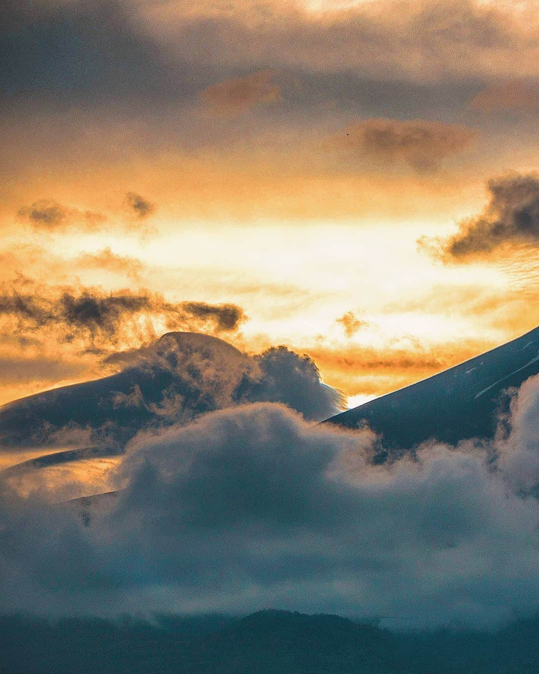 Berlin Tokyoさんのインスタグラム写真 - (Berlin TokyoInstagram)「With the sky burning bright at sunrise, Mt. Fuji exudes a fierce energy from within. . . . #hellofrom #japan」9月1日 22時06分 - tokio_kid