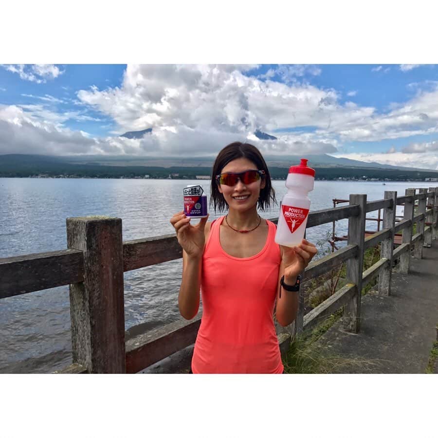 西谷綾子のインスタグラム：「✴︎ #綾子run #サブスリーへの挑戦  2週連続 日帰り涼しい場所へ🚗 30km走🐾🏃‍♀️ ・ 24(土)蓼科牧場クロカンコース 標高1530m 平均5:05/km ・ 31(土)山中湖ロード 標高900m 平均4:46/km ・ 早起きして仲間の🚗で🤗 (誘ってくれた仲間に感謝♡) ペースは各自！ ・ BaSRC なおたくんの動きづくりでやったことを意識して淡々と集中して走れた✌️️(これからは無意識に出来ているようになりたい✨)走りながらフォームがちゃんと改善されたのか⁈気になっていた足の痛みが翌日なかった😳‼︎ ・ 「エキストラオキシアップ」は、 運動中の酸素をサポート💪 呼吸が楽に〜🌟 貧血の方にもオススメ😊 ・ スクイズボトルにはクエン酸&BCAAを入れてたよ😋 筋肉の疲労回復にはBCAA♪ ・ #上手にサプリメントも活用 #パワープロダクション #グリコ #ニューバランス #ファイテン」