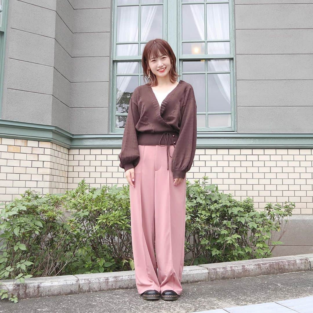 朝長美桜さんのインスタグラム写真 - (朝長美桜Instagram)「YouTubeアップしました❤︎﻿ みんな、もう見てくれたかなぁ？？﻿ ﻿ 【着まわしコーデ】くすみピンク×ダークブラウン #秋コーデ ﻿ ﻿ 久しぶりの着まわしコーデ動画です🥰﻿ ﻿ わたしの大好きな ピンク×ブラウン ♡﻿ 今の時期から着ることができる秋服を紹介しています🧚‍♀️✨﻿ ﻿ ほんっとにおすすめの4コーデ！！﻿ ぜひ参考にして頂けると嬉しいです🧸✨﻿ ﻿ ﻿ @3lk_walnut さんのイヤリングがとっても可愛いの❤︎﻿ またまた私の中でゴールドアクセサリーブームがきたよ〜﻿ やっぱり秋冬服には、ゴールドアクセが可愛いよね👑﻿ ﻿ ﻿ みんなのお気に入りコーデは、どれだったかなぁ？﻿ ぜひコメント欄で教えてね〜🍒﻿ ﻿ #whoswhochico#フーズフーチコ#みおちゃんねる#YouTube#YouTuber#ドクターマーチン#ハンドメイドアクセサリー#ハンドメイドイヤリング」9月1日 22時08分 - miochan_0517