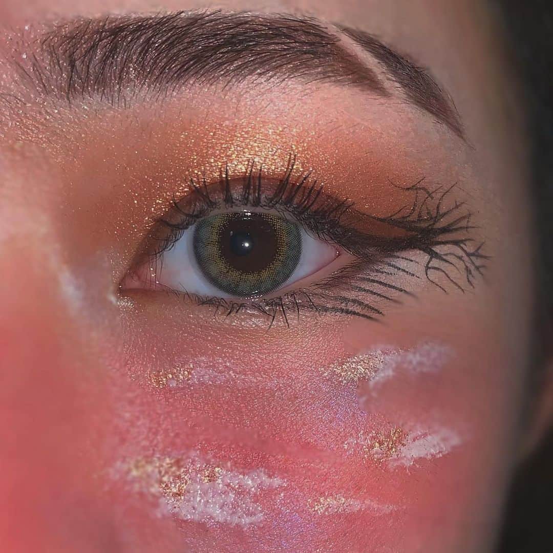 かれんのインスタグラム：「#makeup #🌹❤︎」