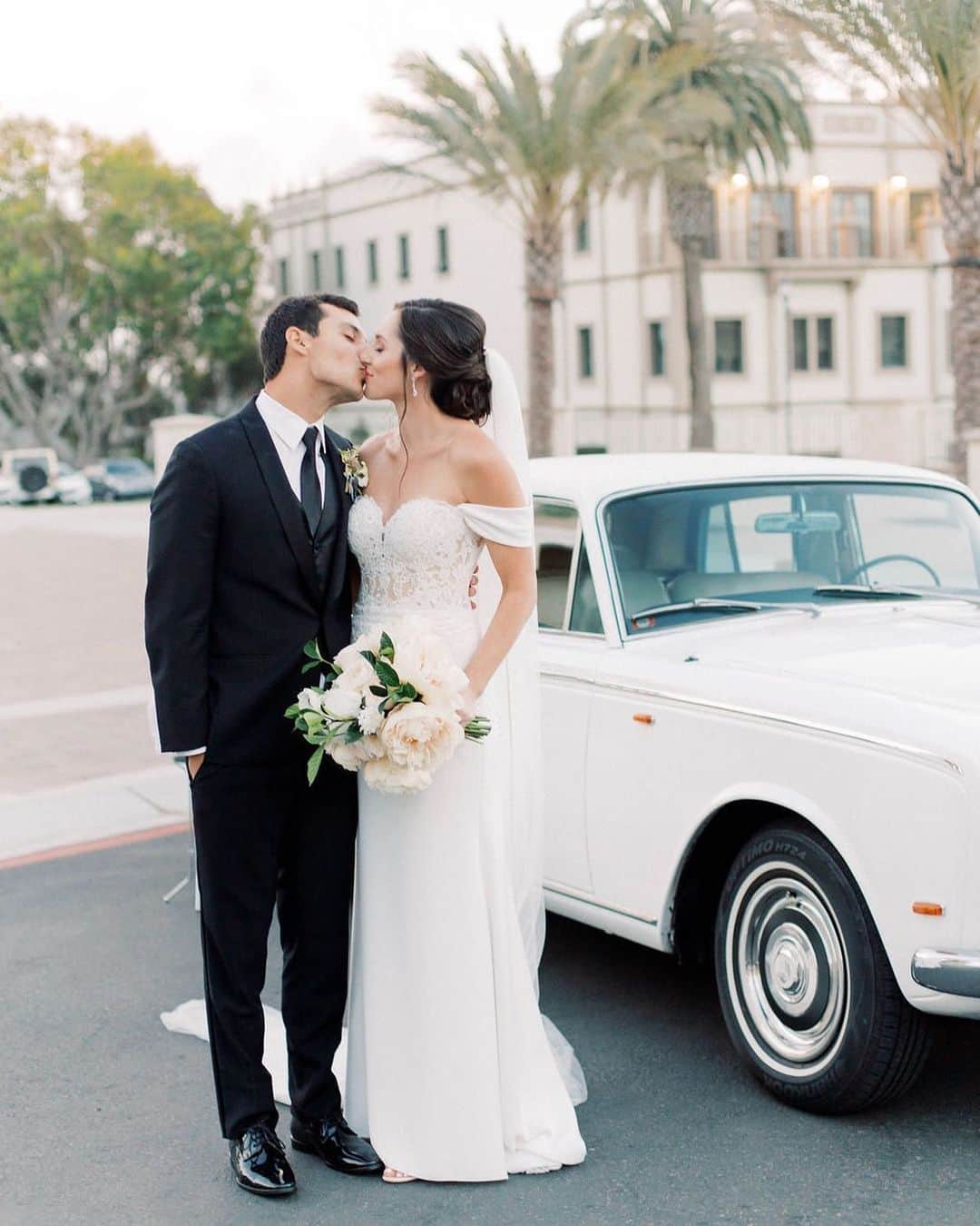 Pronoviasさんのインスタグラム写真 - (PronoviasInstagram)「One of our #PronoviasBrides, Paige, kissing the love of her life. Congratulations to both of them! She chose the Darcy dress for the most special day. Photo by @danidearlovers」9月1日 22時11分 - pronovias
