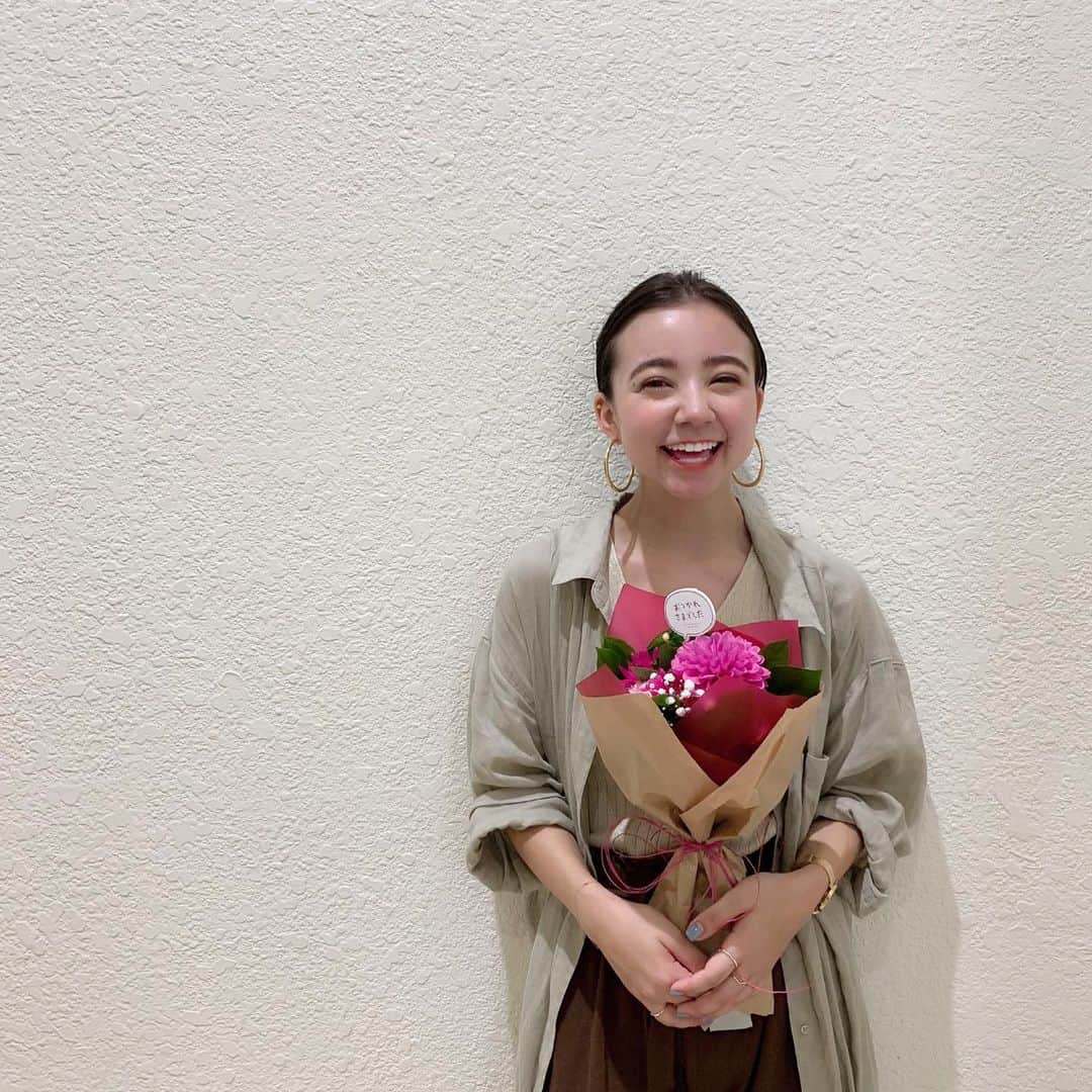 のインスタグラム：「* * 直接お伝えできなかった方すいません 先月でLilyBrown、販売員最後でした🙇‍♀️！ . . アルバイトから考えると販売員歴7年目😂 長いようであっという間だったな〜 . ZARAのとき、Milaのときから たっくさんの人がお店にきてくれて たくさんスタイリングさせてもらい 幸せでした〜🥺❤︎ . インスタをきっかけに関西や、東北など遠方から わざわざご来店いただいたり... . 組ませていただいたスタイリングで 自信持ってお仕事のプレゼンや初デートに 挑めましたって声とか本当に嬉しかったな〜🥺 . お洋服を通じてみなさんのライフスタイルに 寄り添うことができ良かったです！ . . 9月からは変わらずアパレルですが また新しいことに挑戦します！ みなさん 新学期頑張りましょう〜🎌 . . #写真は全部lily」