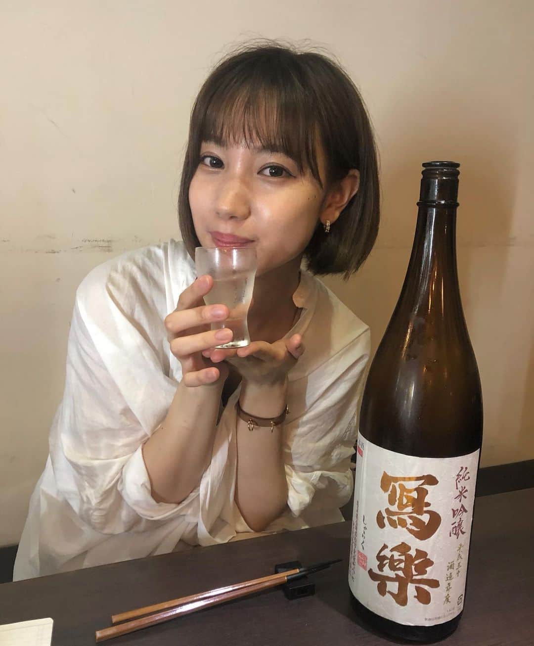 高野祐衣さんのインスタグラム写真 - (高野祐衣Instagram)「すかさず日本酒！！（笑）﻿ ﻿ ﻿ ﻿ ﻿ ﻿ やっと飲めた『冩樂』純米吟醸﻿ ﻿ ﻿ ﻿ 穏やかな香りと、果実ような含み香。﻿ 最初甘み、旨み感じるが、﻿ キレがある。特に後味のキレがある！﻿ 一言で表現すると、旨辛、、？？﻿ ﻿ ﻿ 3枚目、多分お店の人に﻿ 「うんま〜」と伝えているところでしょう。（笑）﻿ ガチの顔してる、、﻿ ﻿ ﻿ ﻿ ﻿ 知っている人は知っている、﻿ 知らない人は覚えてね♡﻿ わたくしツブ貝大好物なのです﻿ キレのある冩樂と、淡白なツブ貝の相性が◎﻿ もう止まらないよね（笑）﻿ ﻿ ﻿ ﻿ ﻿ #日本酒 #日本酒女子﻿ #冩樂 #宮泉銘醸 #福島県﻿ #純米吟醸 ﻿ #ゆいぽんしゅ」9月1日 22時21分 - yuipooon12_06
