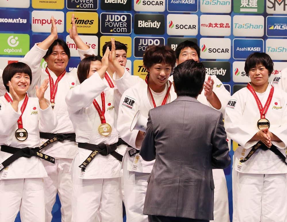 首相官邸さんのインスタグラム写真 - (首相官邸Instagram)「世界柔道選手権が行われている日本武道館で、東京オリンピックから新たに加わる種目の男女混合団体戦を観戦しました。日本チームがフランスとの決勝を制し、圧巻の優勝でした！来年が本当に待ち遠しい。がんばれ！ニッポン！ . #世界柔道選手権 #柔道 #judo #東京オリンピック #男女混合 #優勝 #おめでとう 🎊 #congrats #congratulations #winner 🥇#ガンバレ日本 🇯🇵 #抑え込み #一本 #IPPON !#NIPPON @ajjf_official @tokyo2020 @shinzoabe」9月1日 22時22分 - kantei