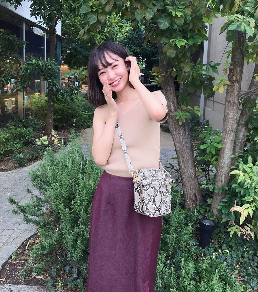 西川瑞希（みずきてぃ）さんのインスタグラム写真 - (西川瑞希（みずきてぃ）Instagram)「帰りに #代官山 に寄り道✨実はずっと欲しかった電動自転車を買いに行ってきました🚲乗らしてもらったらスイスイすぎて凄かったよ〜これで色んなところ行きたいな〜届くの楽しみです♡、 . お洋服は @cheriemona_official //定番に使えるタイトスカートはスリット入りで美脚効果もっ◎👠今日は女性らしく使えるワインレッドカラーを合わせました。 . ちなみにこんな感じですが昨夜お仕事してたら朝方になっちゃってそのまま起きてて、今帰宅しました//やっぱり睡眠は大事だね😴 . もうすぐに眠れそうなのでちょっぴり早めにおやすみなさい。。！みんな良い夢見てね🌠明日も良い日になりますように// . #cheriemona #autumnfashion #daikanyama #秋色 #秋コーデ #タイトスカート #きれいめコーデ」9月1日 22時18分 - mizuki_nishikawa_