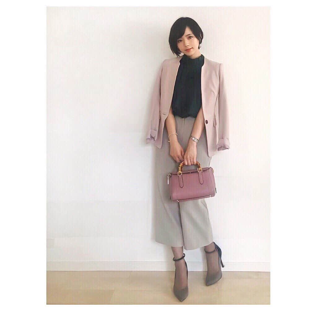 さやさんのインスタグラム写真 - (さやInstagram)「だいすきなグリーン×ピンク🎀✻* #お仕事コーデ ・ tops. #unitedtokyo  pants. @storynine_jp  jacket. #white #thesuitcompany  stocking. @blondoll_official  pumps. @dianashoespress  bag. @lowellthings  pierce. #museco bracelet. #hermes bangle. #danielwellington  watch. #vidaplus ・ ちょこっと衣替えをして 秋物のグリーントップスを投入☺️♥︎ とっても綺麗なディープグリーンで 首元のギャザーもフェミニンで 何年経ってもお気に入りです……!(あまり見えないけど🙂) パンプスのグリーンとリンク◎ 全体的にグレイッシュなトーンでまとめました😌 この配色が本当にすき〜 ・ シアーなカラーストッキングを履いています。ストッキングなので 厚くはないです。 タイツはまだ早いけど これなら少し秋感も出せそうです☺️👌🏻 ・ ・ ・ #オフィスカジュアル #オフィスコーデ #通勤コーデ #olコーデ #ジャケットコーデ #ディープグリーン #グレージュ #モカ #blondoll 17℃ #pr #秋コーデ」9月1日 22時31分 - saya_wear