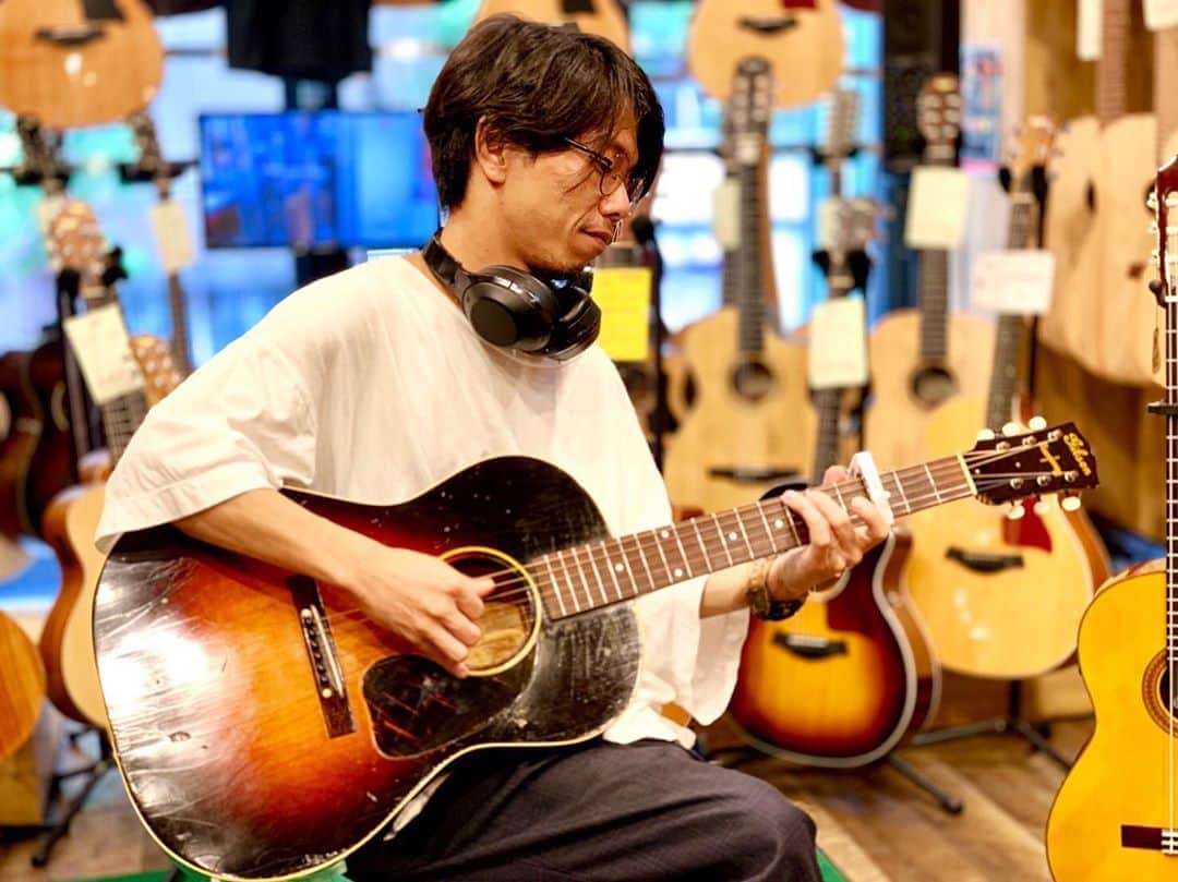 モリシーのインスタグラム：「イシバシ楽器harvest guitarsのH氏はiPhoneでこのクオリティの写真を撮る。すげぇ。 そして40's Gibson LG-2最高の鳴りでありました。  #harvestguitars  #gibson #awesomecityclub」
