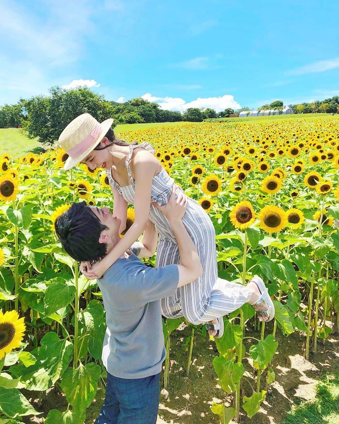 畑有里紗さんのインスタグラム写真 - (畑有里紗Instagram)「今日から9月ですね！ この夏🌻ほんとあっとゆうまに感じた!! 今年もあと4ヶ月やし早い🥺 . わたしの両親が撮ってくれたこの写真🤗 翔ちゃん飛び越えそうな勢い。笑 . @sho_arii.wedding  #ありーとしょーちゃん#ariitrip #ひまわり畑#夫婦#日帰り旅行#2019夏 #淡路島#花さじき#あわじ花さじき#秋挙式 #関西帰省#カップルフォト#プレ花嫁#ヒマワリ畑」9月1日 22時28分 - arii_m36