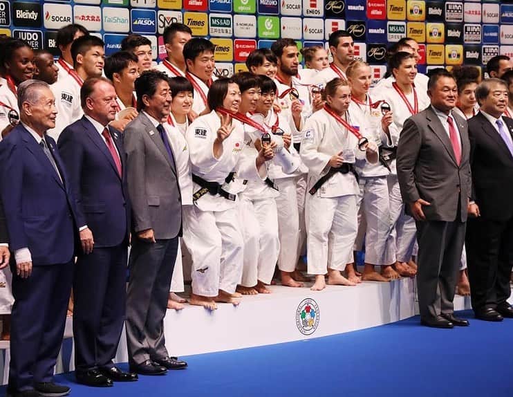 安倍晋三さんのインスタグラム写真 - (安倍晋三Instagram)「#repost @kantei 世界柔道選手権が行われている日本武道館で、東京オリンピックから新たに加わる種目の男女混合団体戦を観戦しました。日本チームがフランスとの決勝を制し、圧巻の優勝でした！来年が本当に待ち遠しい。がんばれ！ニッポン！ . #世界柔道選手権 #柔道 #judo #東京オリンピック #男女混合 #優勝 #おめでとう 🎊 #congrats #congratulations #winner 🥇#ガンバレ日本 🇯🇵 #抑え込み #一本 #IPPON !#NIPPON @ajjf_official @tokyo2020 @shinzoabe」9月1日 22時28分 - shinzoabe
