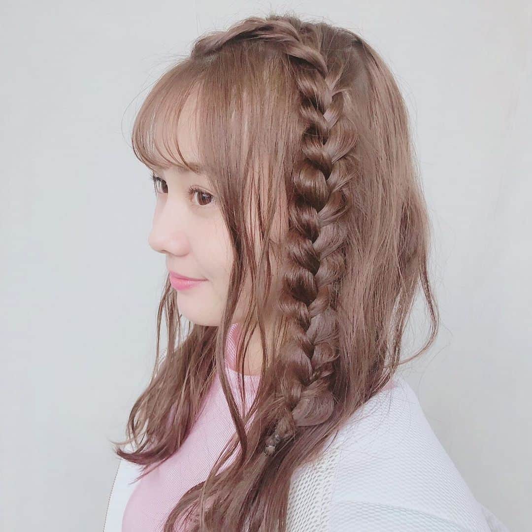 松本慈子さんのインスタグラム写真 松本慈子instagram 巻き髪に三つ編みアレンジ ヘアアレンジ ヘアスタイル ヘアセット 髪型 髪型アレンジ みつあみ みつあみアレンジ 三つ編み 三つ編みアレンジ 巻き髪 オリーブグレージュ オリーブ