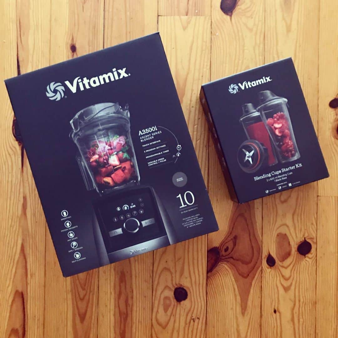 宇野薫のインスタグラム：「Vitamix®︎ ついに2台目はA3500 iに！  1台目のブレンディングカップも使い過ぎて透き通っていたのが、白っぽくなってしまいましたw  いつも通り子供たちに冷凍の いちご🍓バナナ🍌マンゴー🥭を入れたスムージーをつくり、残った中にプロテインやBCAAやグルタミンを入れて自分用に更にミックス！！ タッチパネルなったり、プログラムモードがあったりとまだまだ使いこなせていないですがw これから色々と作ってみよ。  #Vitamix #myvitamix #vitamixlove #vitamixa3500i #バイタミックス #バイタミックスレシピ #プロテイン  #最新機種 #宇野薫 @vitamix @vitamix_japan」