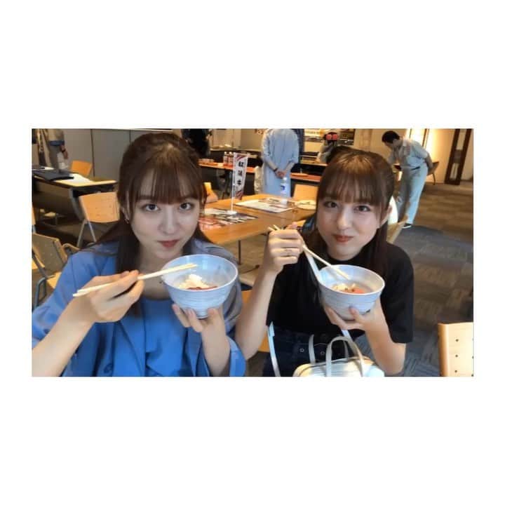 のインスタグラム：「. 双子のシンクロ恐ろしい😂 自分たちでも 後から動画見てびっくり。笑 #リカリコグラム #りかりこ #双子 #三重テラスで #松阪牛ローストビーフ丼 #食べてきたよ #美味しすぎて #シンクロしちゃったのかな」