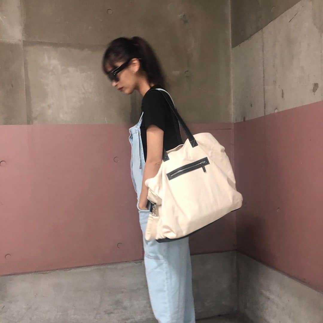 近藤千尋のインスタグラム：「サロペットが楽ちん❤️👶 頭を使う収録でした📺🤔 #東大王  土日は娘と一緒にお仕事❤️ 荷物も多いので、 マザーズバッグも大きめに😚😚 #秋頃発売予定です」