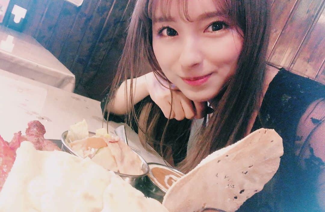 ぽこのインスタグラム：「今日の愛知ありがとう☺️ ちなみに、またお昼食べすぎた(*_*) チーズナン頼んだら鬼の量が来て、全部食べてから米おかわり(*_*) やったよ完全に…… てか最近食べ物しかのせてない🍛  #インドカレー #チーズナン」