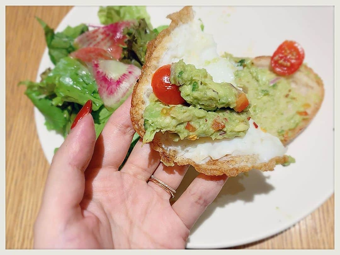 知華さんのインスタグラム写真 - (知華Instagram)「2019.09.01 アボカドトースト🥑 私は色々と制限してるので 目玉焼きとアボカド🍳🥑 #残りは家族が美味しくいただきました  #tomocagourmet  #賚果 がなくなって #ショック🤯  #bubbys #新宿伊勢丹  #期間限定ショップ  #アボカドトースト  #🥑🍳」9月1日 22時48分 - tomoca1204