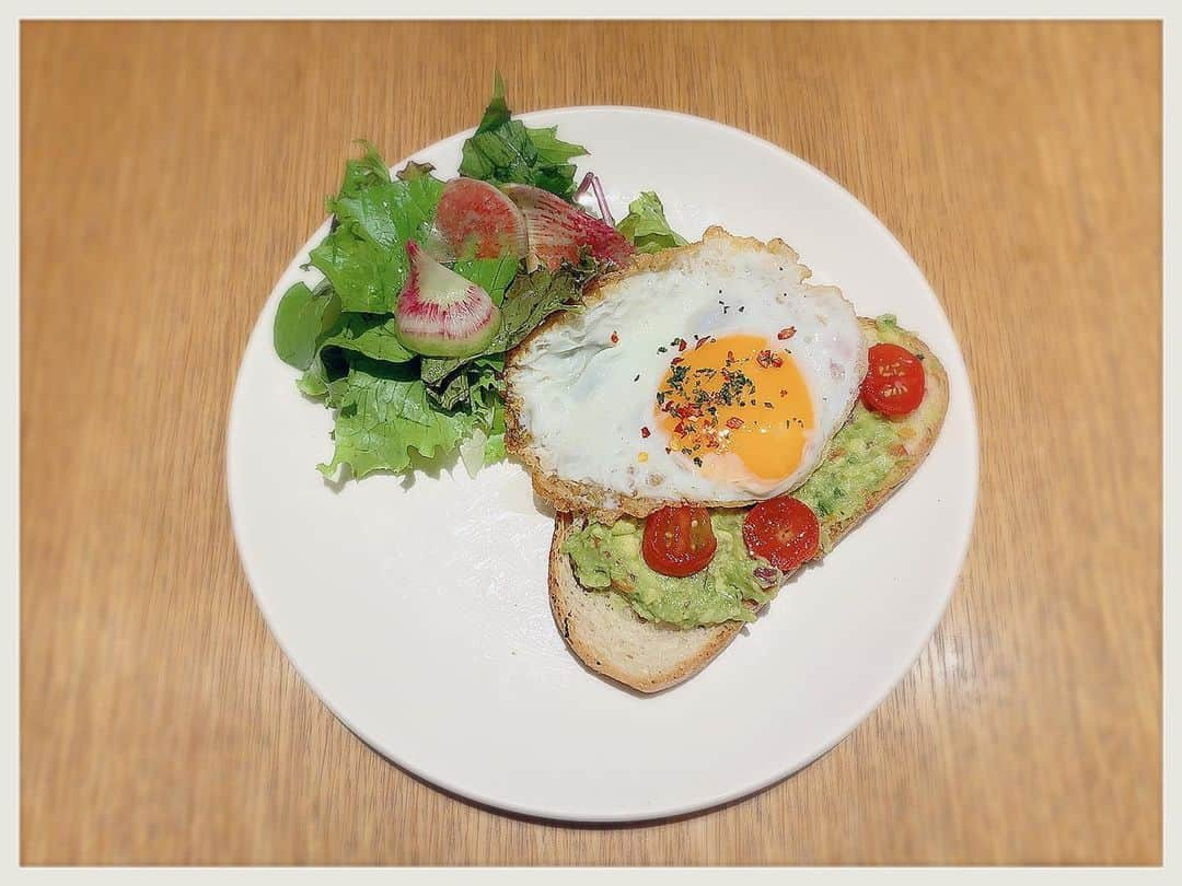 知華さんのインスタグラム写真 - (知華Instagram)「2019.09.01 アボカドトースト🥑 私は色々と制限してるので 目玉焼きとアボカド🍳🥑 #残りは家族が美味しくいただきました  #tomocagourmet  #賚果 がなくなって #ショック🤯  #bubbys #新宿伊勢丹  #期間限定ショップ  #アボカドトースト  #🥑🍳」9月1日 22時48分 - tomoca1204