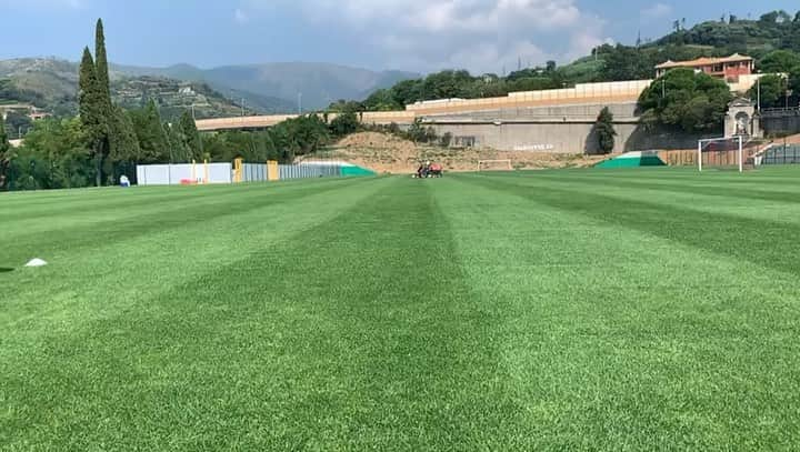 ステファノ・ストゥラーロのインスタグラム：「Allenamento e poi allo stadio a sostenere i ragazzi! Oggi tutti presenti per la prima in casa! 💪🏼❤️💙 #ForzaGenoa @genoacfcofficial @seriea」