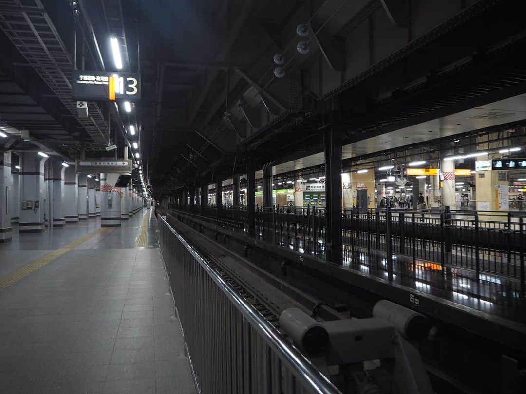 伊藤桃さんのインスタグラム写真 - (伊藤桃Instagram)「北へ北へ。 なるべくリアルタイムで更新しようとw 今日は上野発の夜行列車‥ではなく終新幹線で、明日からの#青春18きっぷの旅 にむけて北へと向かいました。  久々のやまびこ新幹線そして上野駅からの旅とこれだけでもうテンションが‥🥺✨ 🚃 2枚目→いまはやまびこもE5なんですなあ。 3枚目→夜行列車ずきには想い出深い#上野駅13番線  いまは四季島仕様になってました。 今日も友達に「いつか夜行列車のってみたい！」って言われたのだけどよく言われるのだけどもう私達に手が届くのはサンライズくらいしかない悲しみ😂😂😂 父は学生時代、ここから急行十和田にのっていたそう‥ 🚃 4-6枚目→ 野辺地と東京に祖父母がいて、行き来していた私の小さい頃の上京の思い出は上野駅の在来線の天井の低さ。 東京駅とはちがう、上野駅の独特な雰囲気がすき。 🚃 #青春18きっぷ の旅、いってきます！」9月1日 22時42分 - itomomo_tetsu