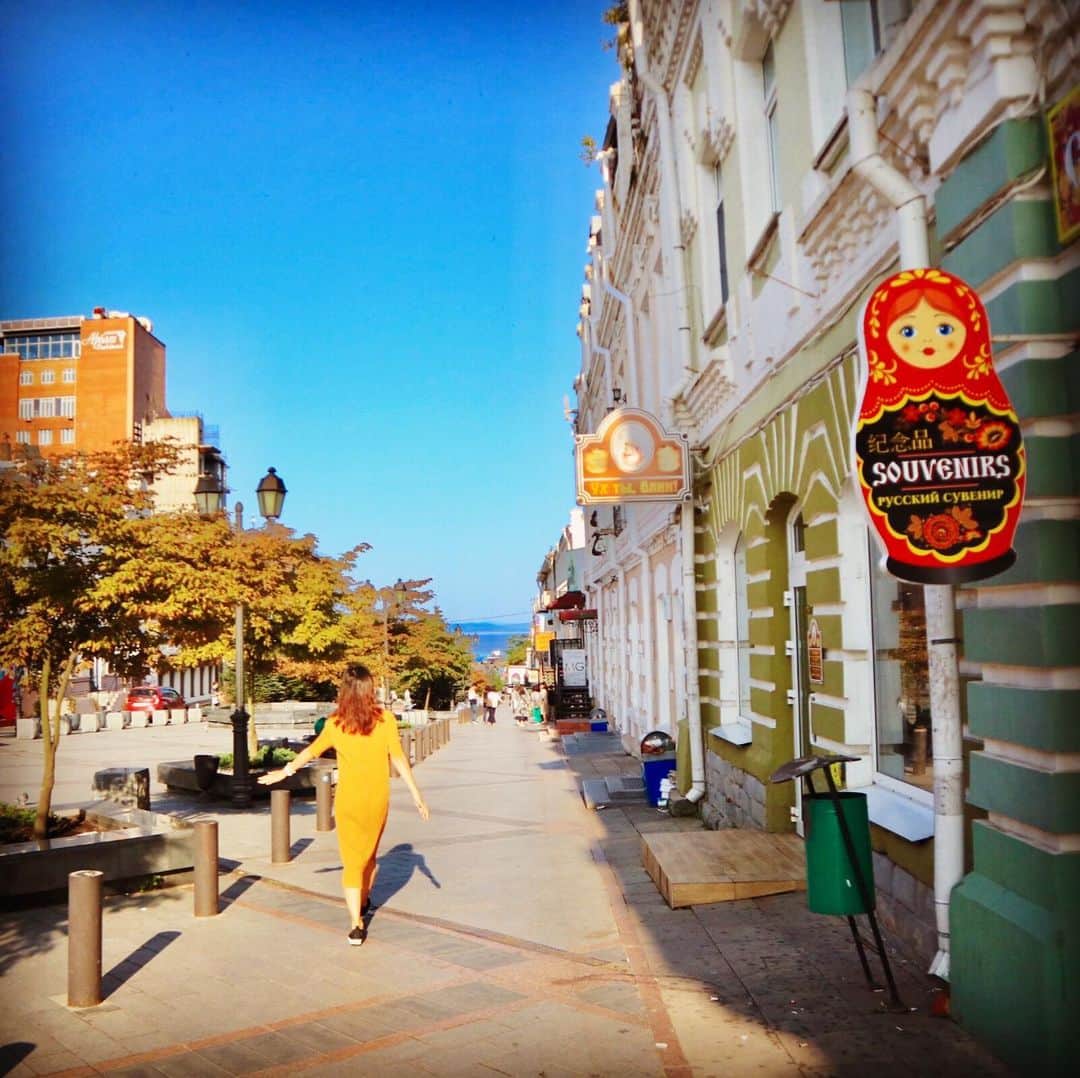 小林希さんのインスタグラム写真 - (小林希Instagram)「夏らしい青空のした、 ウラジオストクをたくさん歩いて しっかりまんぞく。 カラフルで可愛い街並み！ ほんとにヨーロッパみたい✨  #journey #viaje #voyage #travel #japan #旅 #旅女 #トラベル#週末海外#ウラジオストク#ロシア#vladivostok #russia #街並み」9月1日 22時44分 - nozokoneko