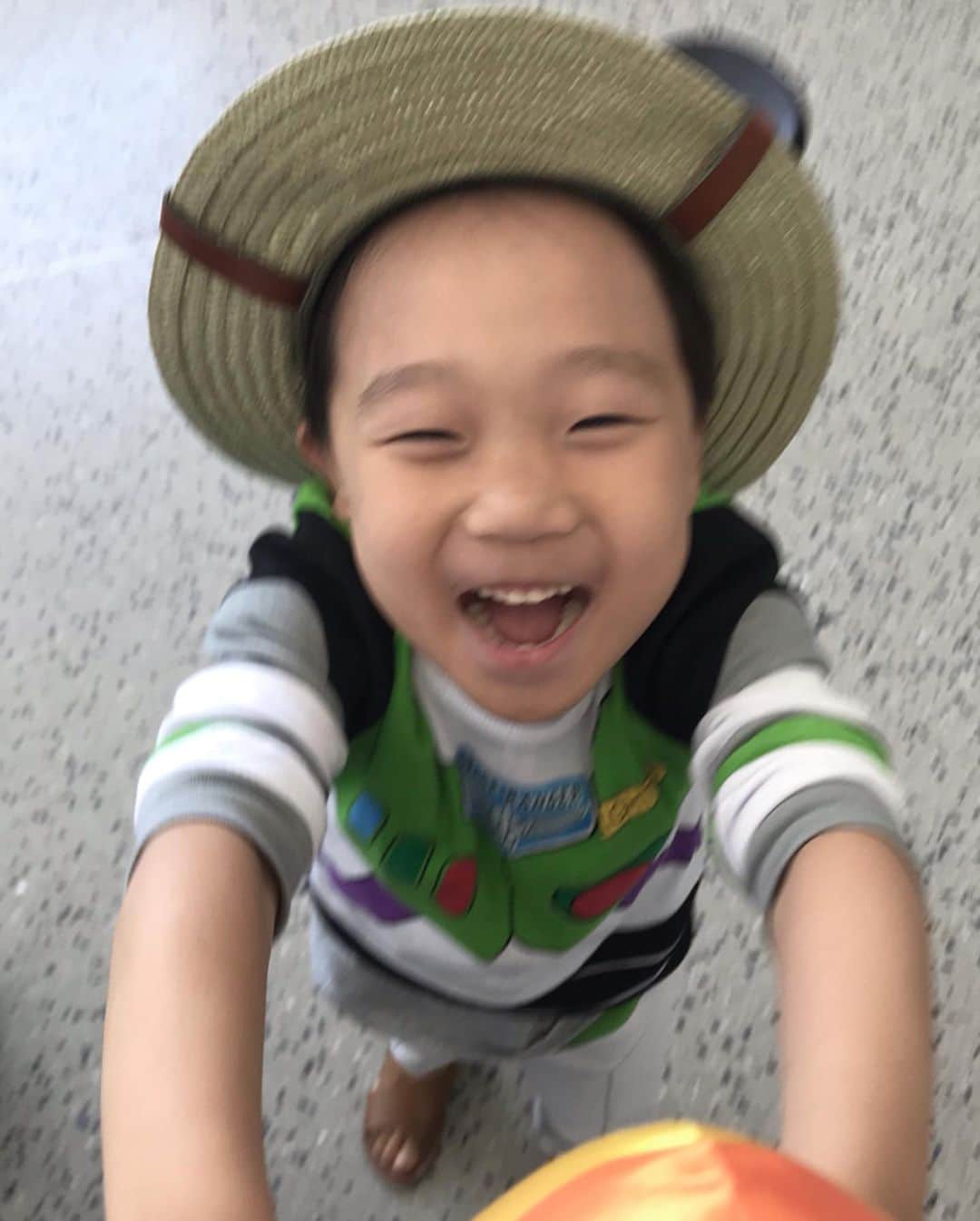 tiahy__さんのインスタグラム写真 - (tiahy__Instagram)「The End. . . . . . . . 長く投稿してきたWDWのpicも. . これで最後です. . . この旅で、たくさんの人のあたたかさに触れました. . . そして、WDWで、taiちゃんのことを知っていてくださる方々に会うことができました. . 遠く離れて住んでいるのに、taiaのことを知っていてくださって、 たくさんたくさん遊んでもらえて. とっても嬉しかったです. . . あたたかくて、優しくて、 こんなに素敵な方たちが居てくださるから、私たちゲストはDisneyでたくさんのhappinessを受け取ることができるのだと、改めて感じました. . . I will never forget this travel for the rest of my life. . . .  Thank you for a lot of memories. . . . また必ず会いに行きます🇺🇸. . Thank you so much. . . #waltdisneyworld」9月1日 22時57分 - tiahy__disney