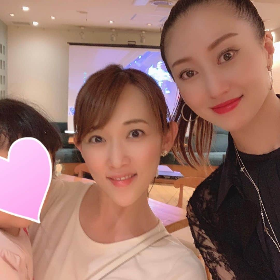 花里まなさんのインスタグラム写真 - (花里まなInstagram)「今日は、鳳翔大さんの展示会に伺いました💍✨﻿ 久々にお会いした大さんが美しすぎて眩しすぎて…🤩🤩🤩娘はしばらく硬直…🤣﻿ 緊張で、話しかけられても抱っこされても目を合わせられずでしたが、最後にはニコニコでバイバイできました💕﻿ ﻿ 大さんがデザインされたアクセサリーやバッグ、どれも素敵なものばかりでした💍💎👜💕次回の東京の展示会は11/2.3.4に開催だそうです❣️﻿ ﻿ お美しいのに、面白くて優しくて気さくな大さん🥰﻿ 久々にお会いできて私も元気になりました😆✨﻿ ﻿ #鳳翔大 さん﻿ #ディネージュ﻿ #展示会﻿ ﻿#娘は2歳になりました」9月1日 22時52分 - aiko_mana18