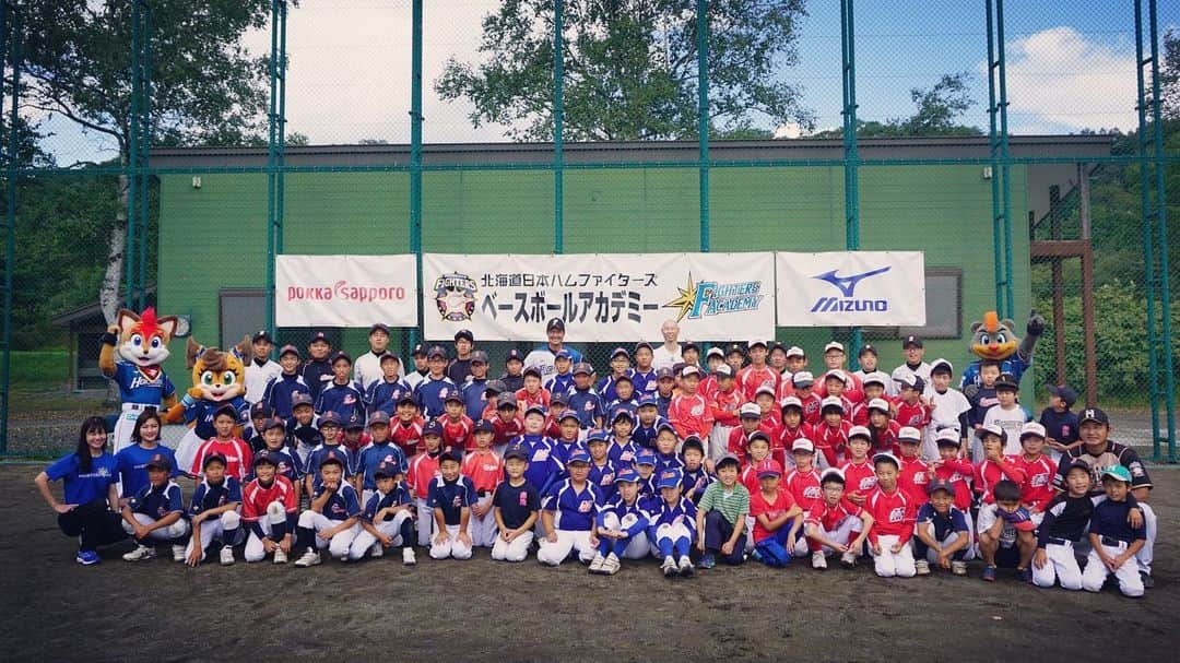 北海道日本ハムファイターズ フレップさんのインスタグラム写真 - (北海道日本ハムファイターズ フレップInstagram)「. 🦊 ヤッホー！ 今回はこのメンバーで新得町にスポーツキャラバンに行ってきました…🐻!⁉︎ 野球はもちろん、今回はラグビーやバスケも町のみんなと一緒に体験したんだよー⚾️🏉🏀 新得町のみんなは大人も子供も元気で好奇心旺盛だし、チャレンジ精神も凄い🌟 また一緒にスポーツしたいな‼︎ . 🐿 行ってきました新得町！ フロアカーリングを体験させてもらったり、美味しいお蕎麦をお腹いーっぱい食べたよ😋 おともだちもたくさんできました🎀 (代筆ぽりぃ) . 🐻 新得町…調べてみたら2010年の9月に212ロケで行ったから、9年振りの訪問になるかな。 ベアマウンテンとかも、ロケで行ったの思い出した！ 釧路・帯広遠征からノンストップだったんでハードだったけど、美味しいそばいっぱい食べたし大丈夫👍 やっぱみんなで行くキャラバンは楽しいね😊熊違いされたけど…（苦笑） キャラバンの様子は、僕のブログでも紹介させていただきまーす！ by B☆B . #lovefighters #飛び出せ新時代 #ファイターズスポーツキャラバン #新得名物 #新得そば #サホロリゾート #ベアマウンテン #ひぐまの迫力がすごい #フロアカーリング #みんなもやってみてねー #フレップ  #ポリーポラリス #BB212 #FIGHTERSGIRL #立石尚行 #市川卓 #森本稀哲 #レバンガ北海道 #北海道バーバリアンズ」9月1日 22時53分 - frep_the_fox