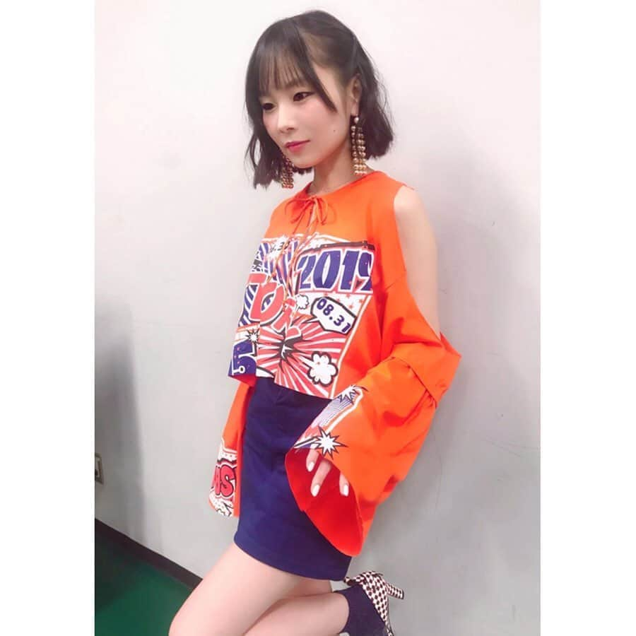 towanaさんのインスタグラム写真 - (towanaInstagram)「オーバーサイズのTシャツをクロップド丈にカット、切り取った部分を"萌え袖"に。肩部分はオフショルダーに、胸元に結んだ紐もポイントになっています。ピアスはヘアメイクさんの手作り🎗✨ 年々進化しているアニサマTシャツアレンジ.. スタイリストさん本当にありがとうございます。靴は本編衣装でも履いていた #seebychloe のハイヒール.とっても可愛かった👠#anisama」9月1日 22時58分 - towana