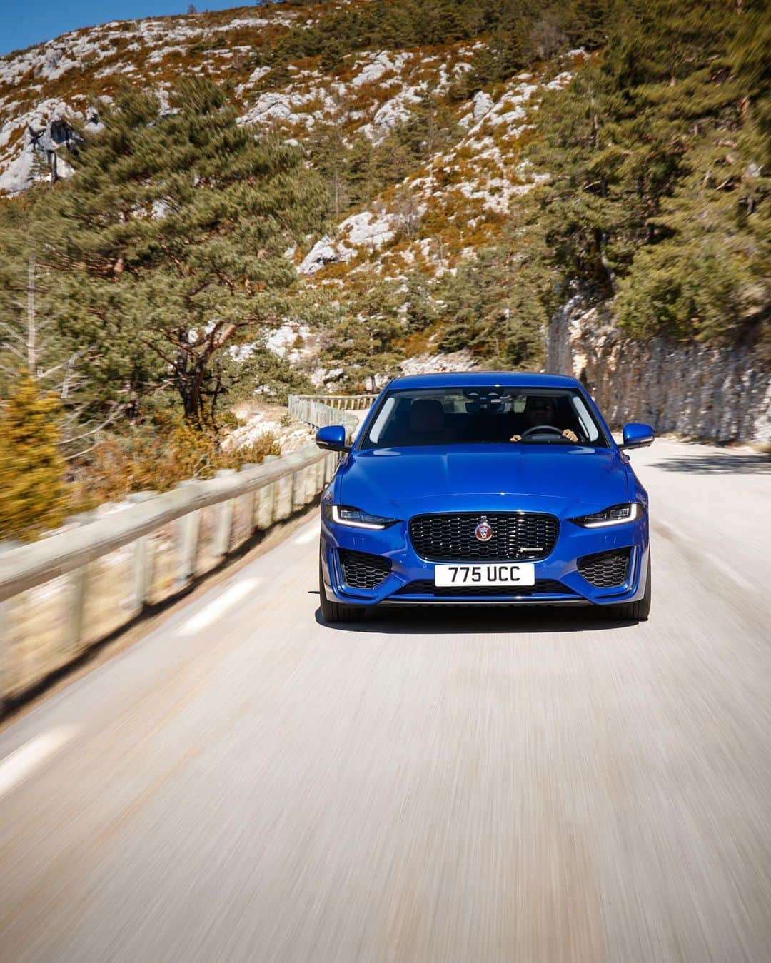 Jaguarさんのインスタグラム写真 - (JaguarInstagram)「Your daily commute, now in business class.  #Jaguar #XE #Luxury #Premium #Sports #Saloon #AWD #CarsofInstagram #InstaCar #InstaDesign」9月1日 23時03分 - jaguar