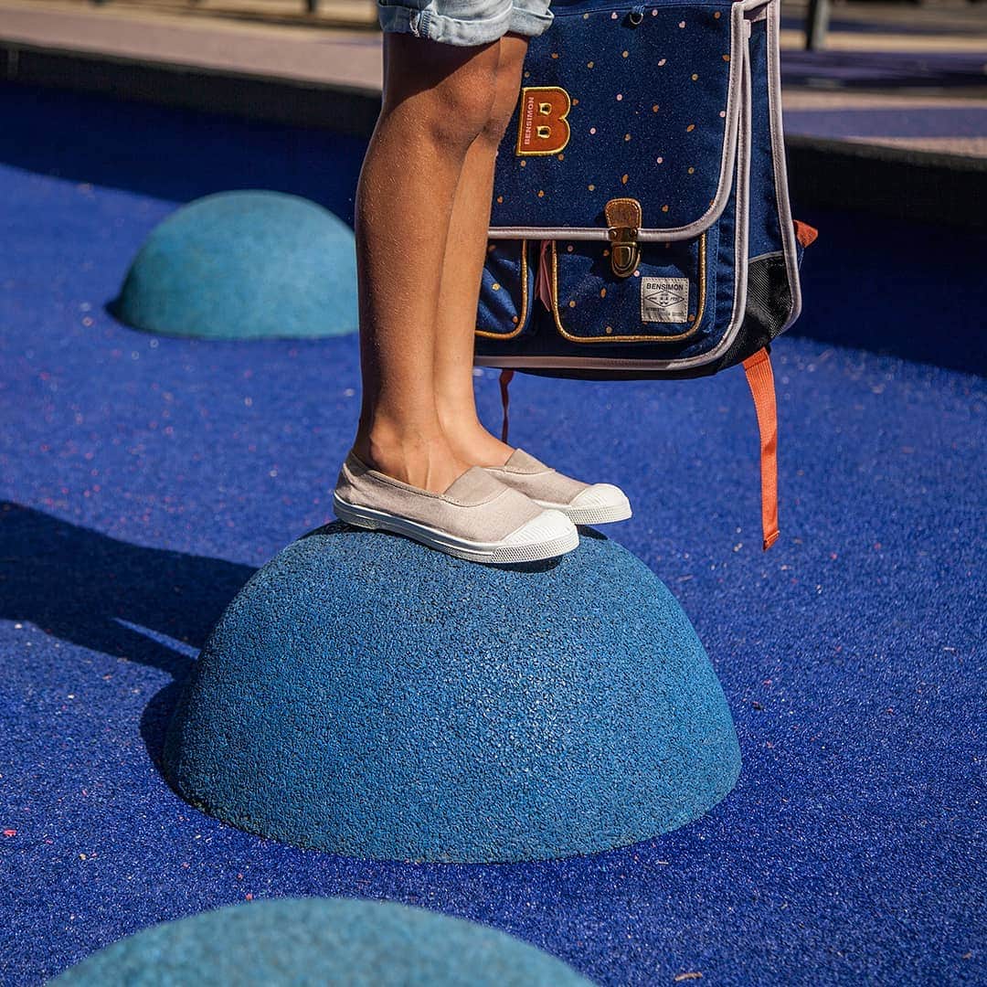 ベンシモンのインスタグラム：「J-1 Back to school 🎒 Le moment de préparer le cartable et surtout... choisir la couleur de l'iconique tennis qui accompagnera votre enfant dans toutes ses nouvelles aventures ✨ 🇬🇧 Time to choose the iconic tennis that will accompany your children in all their new adventures! ✨ #tennis #bensimon #backtoschool」