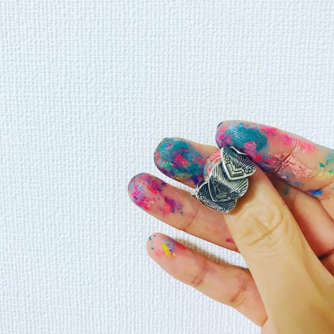 緒月遠麻さんのインスタグラム写真 - (緒月遠麻Instagram)「☺︎ カラフルな指と 今日 買っちゃったアクセサリー。笑  #かわいいのみっけ #💍 #芸術日和」9月1日 23時03分 - toma_ozuki