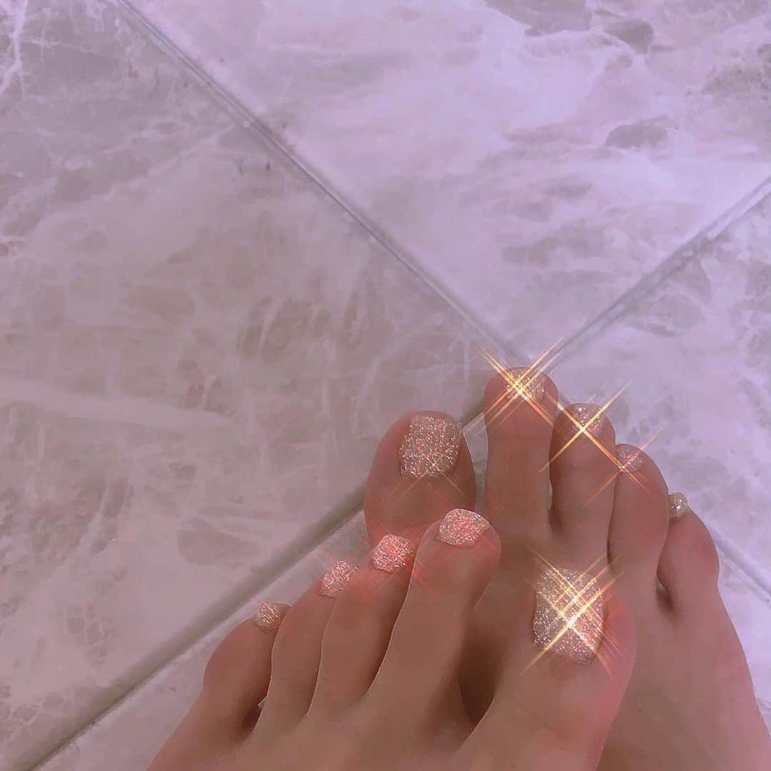 のインスタグラム：「. . ふちゃんがきらきらフットジェルしてくれたの☺︎. これはお守り♡ . .  #footnail #glitter #amulet」