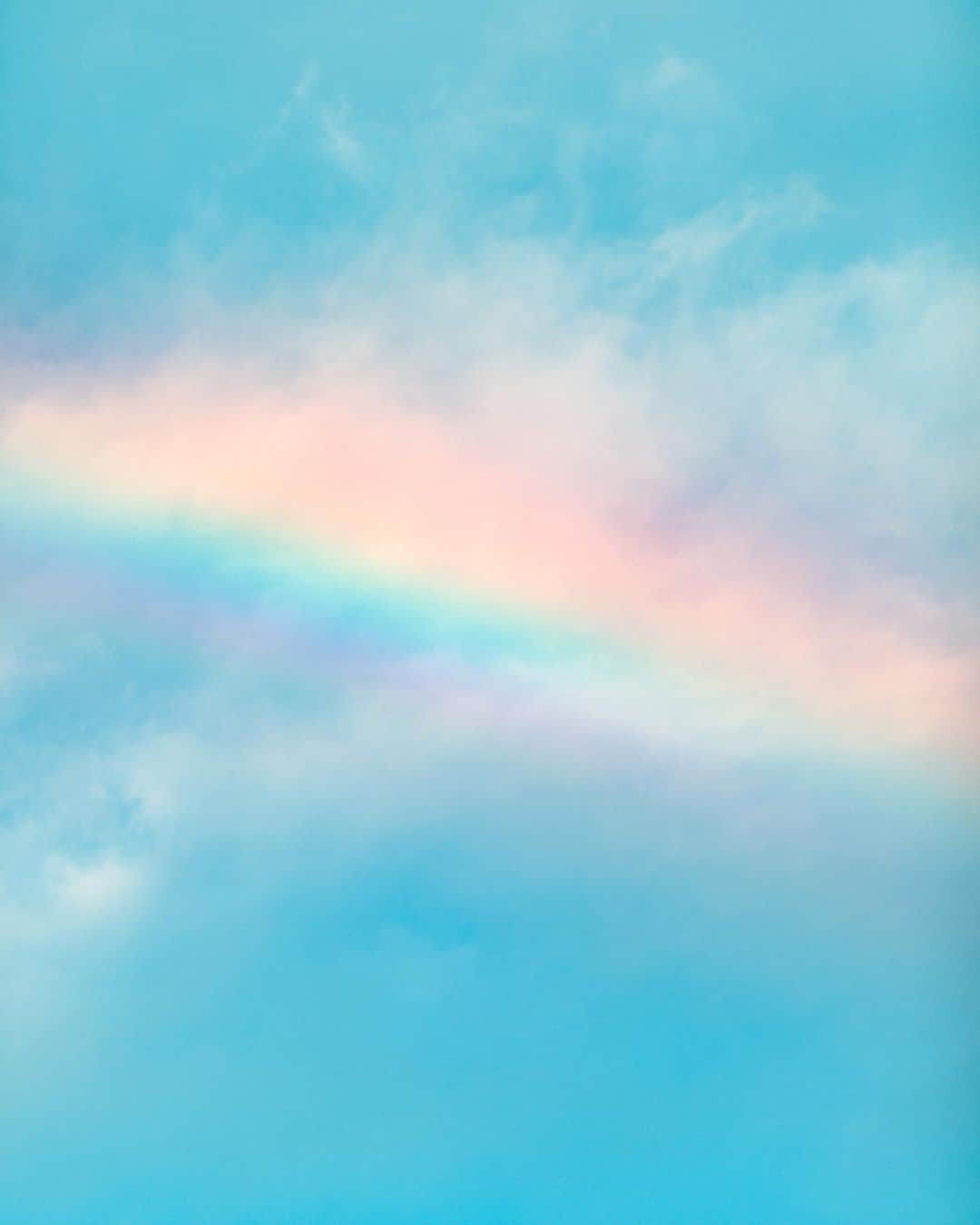 リリー＝ローズ・メロディのインスタグラム：「Sky details 🍭 #colorsandtextures」