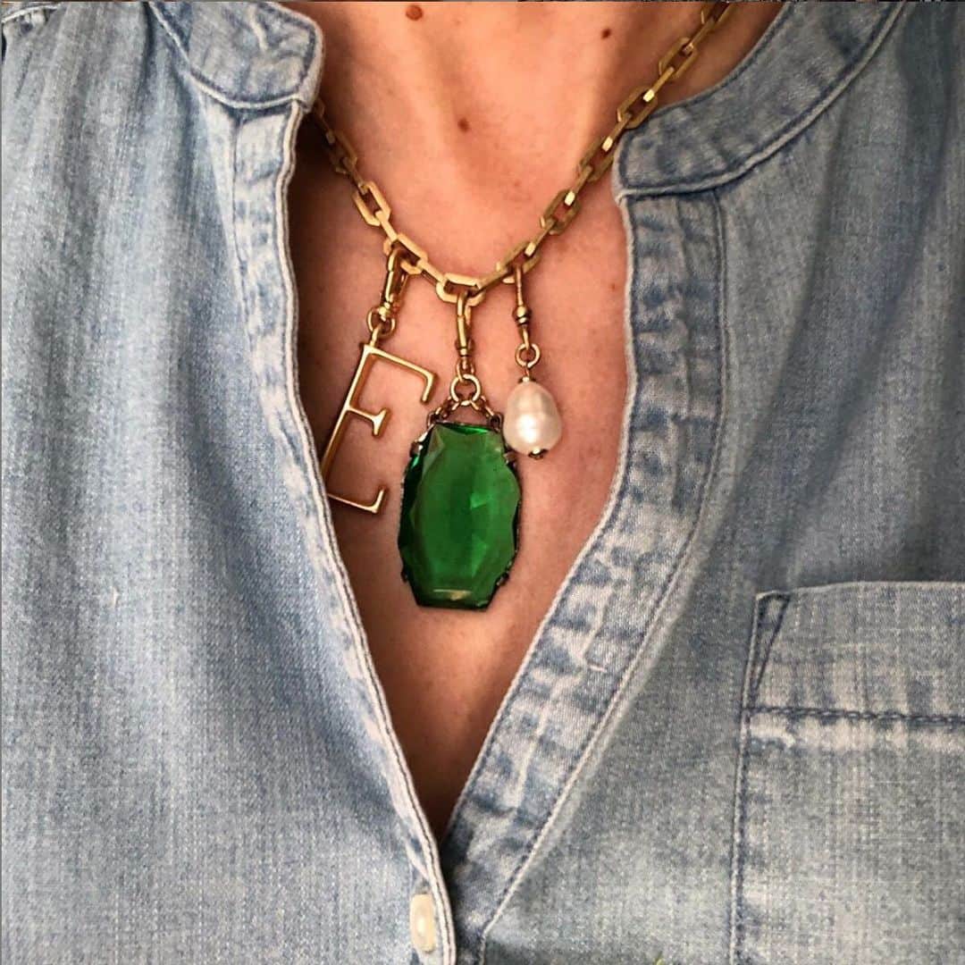 ルル フロストのインスタグラム：「We love to see how you’re wearing our Plaza + Charm collection! Share your own one-of-a-kind style by tagging #lulufrost (Seen here: @elaineynaqvi in our Edge Link Chain, Pearl Cloister Charm, Small Letter ‘E’ and a vintage cut glass charm.)」