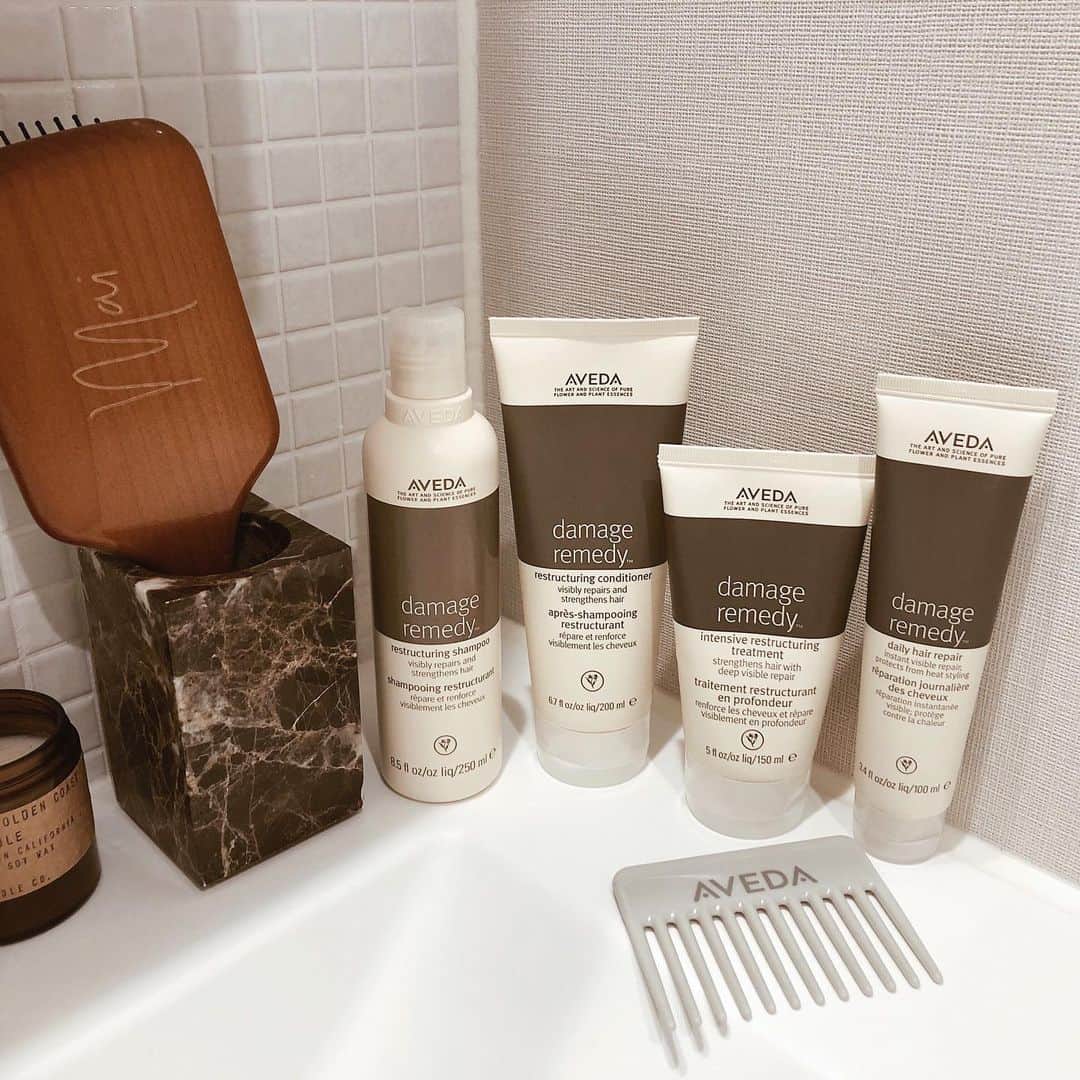 のインスタグラム：「damage remedy @avedajapan  夏の終わり、ダメージが気になるロングヘアに頼れる救世主 damage remedy💫 ナチュラル&サイエンスの力で、髪の毛が瞬時によみがえる。私がAvedaで一番好きなシリーズです♡ ちなみにみんなコンディショナーorトリートメントの時、コームは使ってる？ 少量でも均一になじむし、仕上がりも段違い！ 絶対に使うべし☝🏽 写真は数量限定でもらえる生分解性プラスチック製エココーム🐰裏にはcruelty free, no animal testingと🐰のマーク入りでお気に入り❤︎ . . . #aveda#damageremedy #アヴェダ#ダメージレメディー#エココーム#ナチュラルコスメ#オーガニックコスメ#ナカセコスメ」