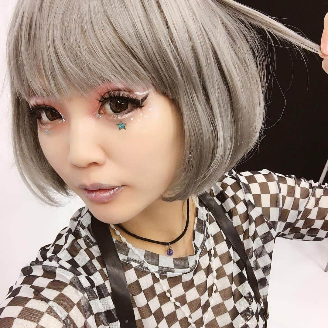 あさちるさんのインスタグラム写真 - (あさちるInstagram)「今日は人気メイク #YouTube 動画チャンネル 「 #KAWAIIPATEEN 」さんの撮影でした。 色んなメイクしたよ。原宿系派手メイクのやり方すっぴんから完成まで撮りましたので動画アップお楽しみにです。 #初めての撮影の子はトークと映像別撮りが普通なのに #初回から喋りながら説明一発撮り #おしゃくそ女 #スタッフさんが私のコメントに笑ってくれてた  #誰かが笑ってくれたらそれでいい  #一緒にちょけてくれるカメラマン今井さん #優しく見守るディレクターの石井さん #朝10時から19時で3本撮りって話だったんですが #メイク鬼早いらしく15時に終わった #まきまきのまきパティーン #顔面をキャンバスだと思ってる #みんなはメイク何分 ？  #kawaii #make #colorfulmake #harajukumakeup」9月1日 23時07分 - asachill