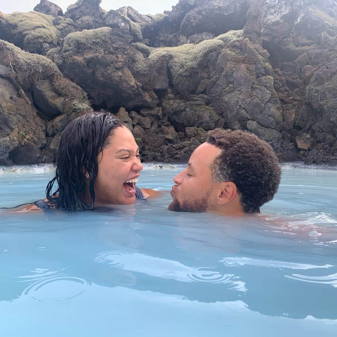 ステフィン・カリーさんのインスタグラム写真 - (ステフィン・カリーInstagram)「On the rock up north with MY rock! 🇮🇸 #iceland」9月1日 23時11分 - stephencurry30