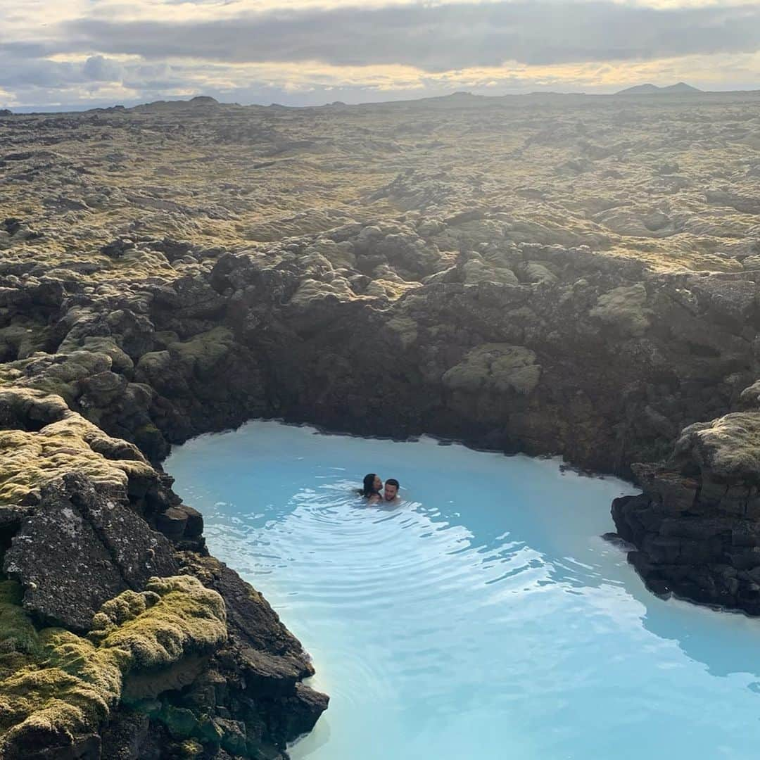 ステフィン・カリーさんのインスタグラム写真 - (ステフィン・カリーInstagram)「On the rock up north with MY rock! 🇮🇸 #iceland」9月1日 23時11分 - stephencurry30